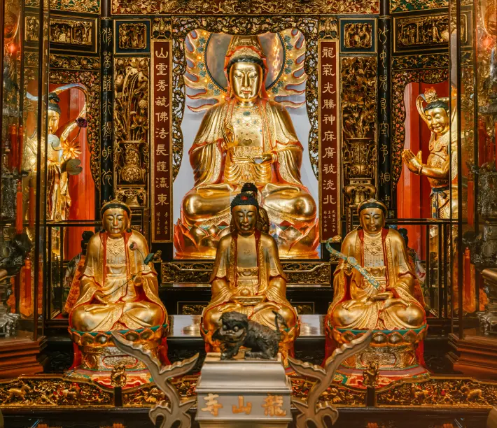 龍山寺奉祀的觀世音菩薩與殿內神像