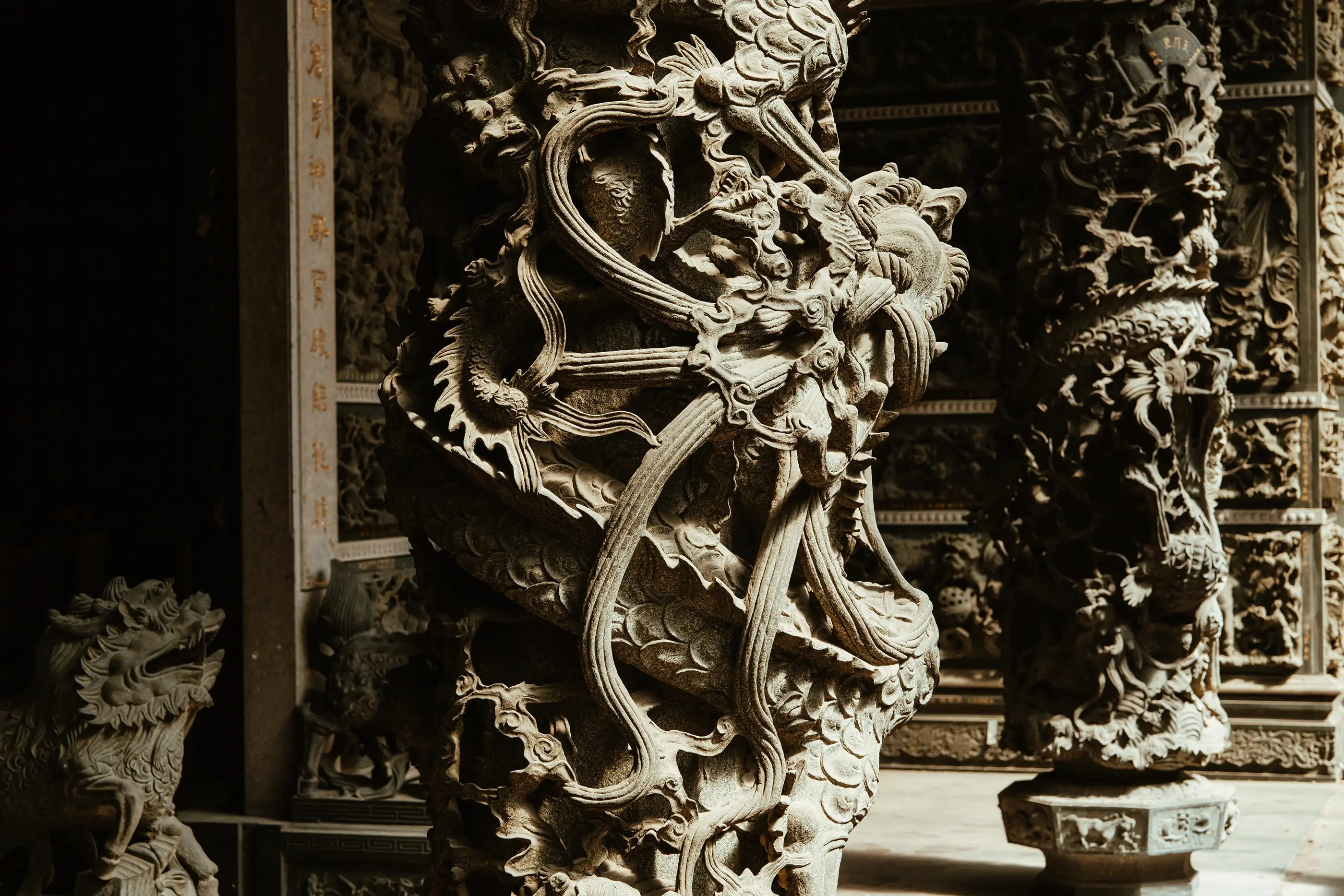 龍山寺銅鑄龍柱雕刻細節