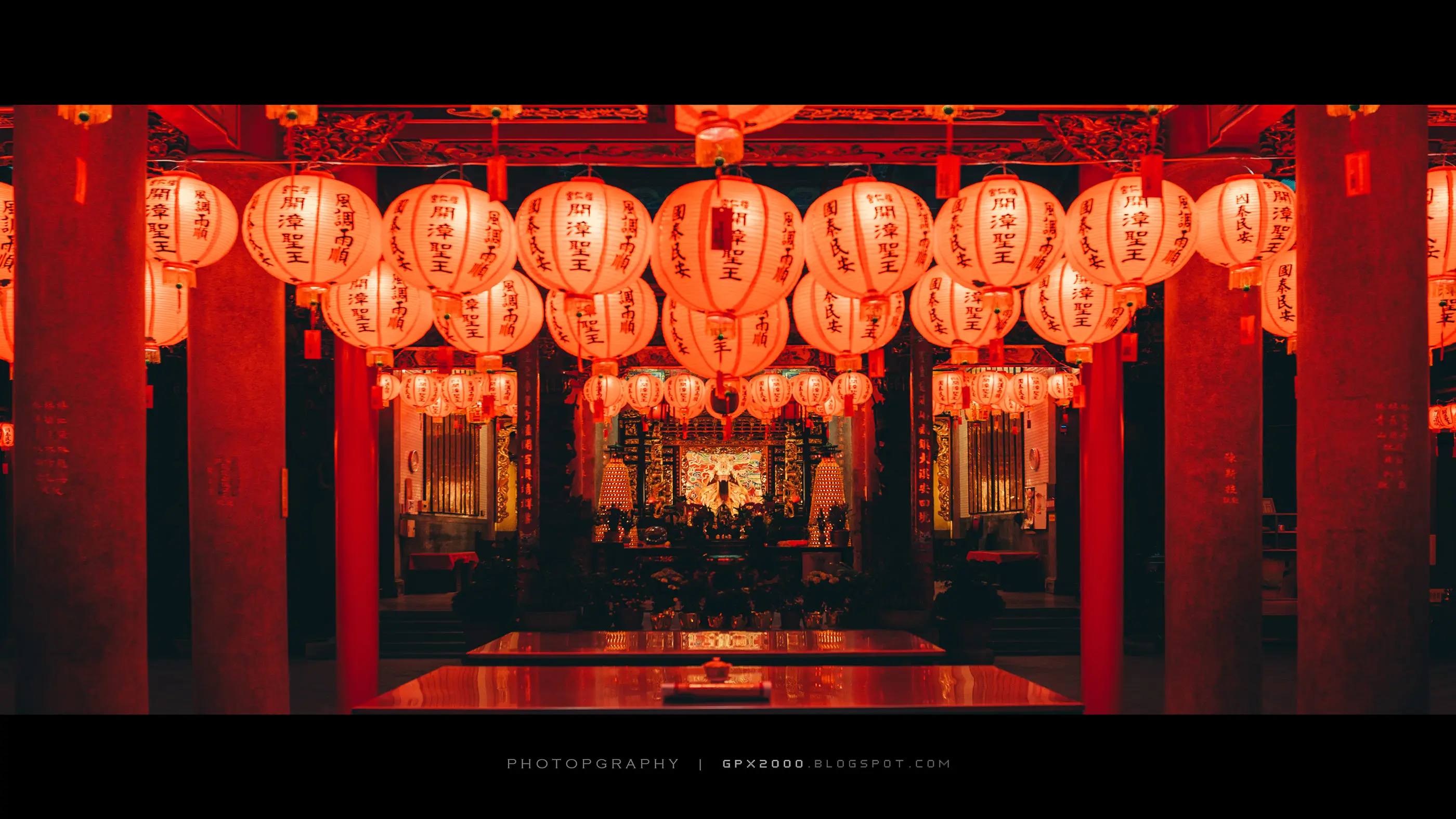 夜間龍山寺殿宇燈光